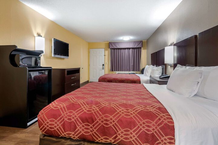 2 Queen Beds (3 of 8)