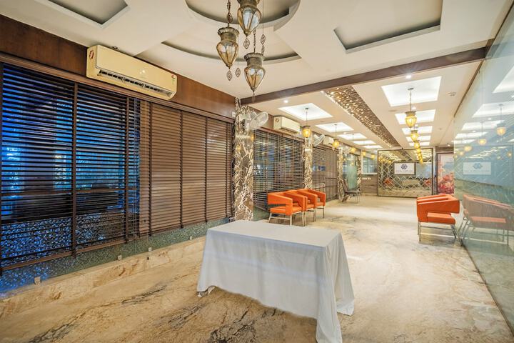 Ballroom/Hall 22 of 32