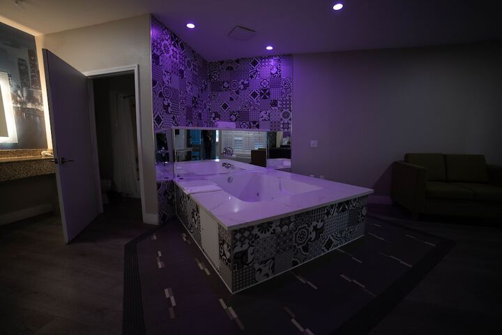 Deluxe King Bed (11 of 50)