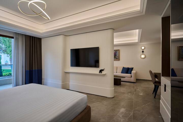 Room 121 of 400