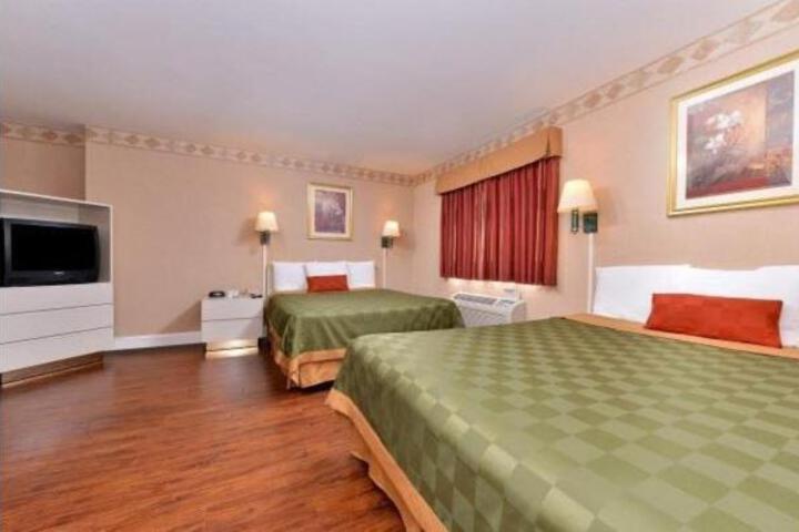 1 Queen Bed (7 of 12)