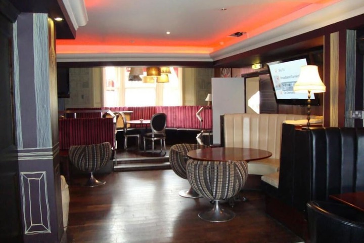 Lounge 44 of 59