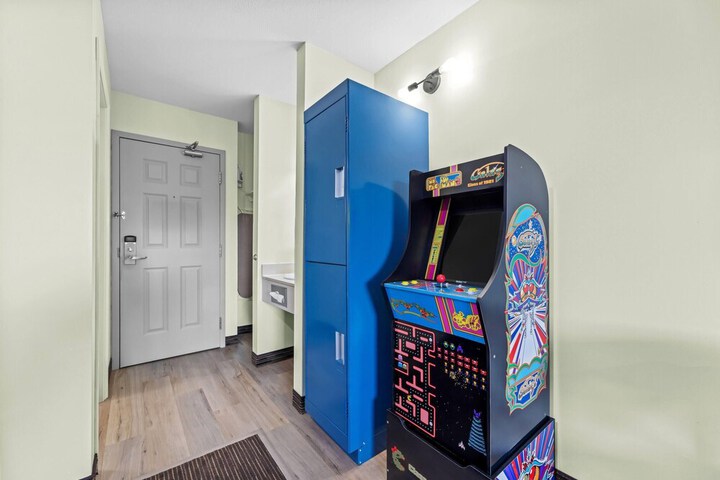 Room 25 of 40