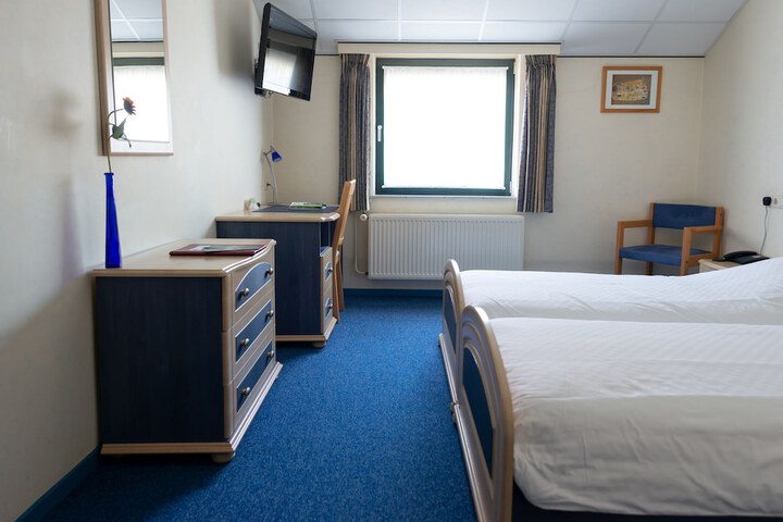 Room 2 of 34