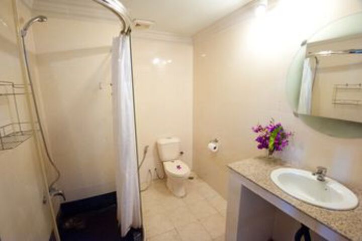 Room 9 of 32