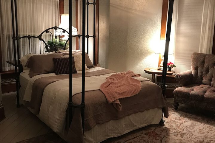 Room 2 of 83