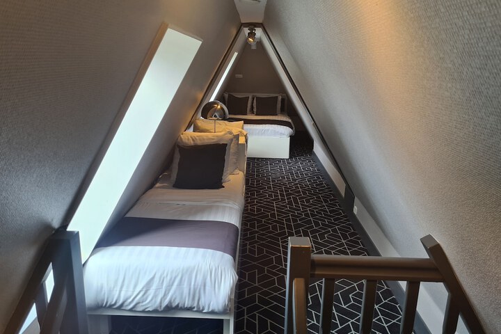 Room 8 of 74