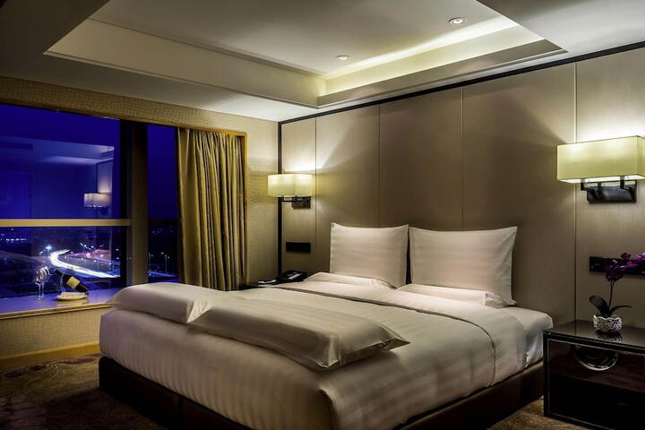 Room 17 of 34