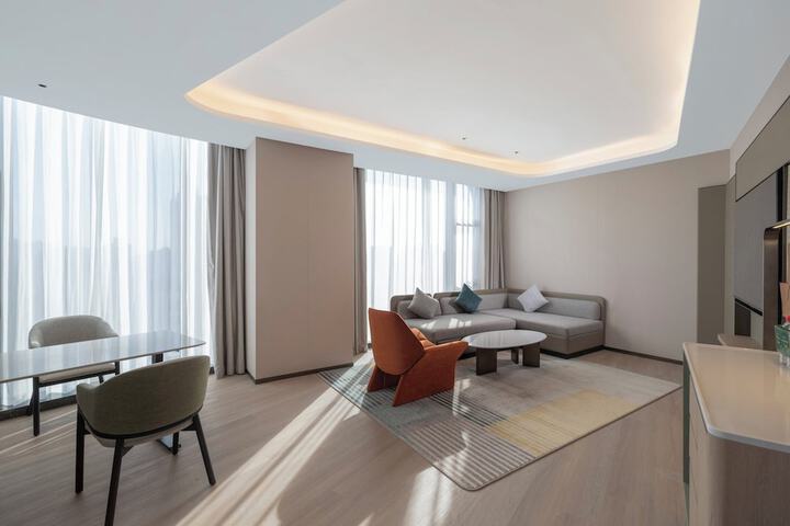 Room 3 of 82