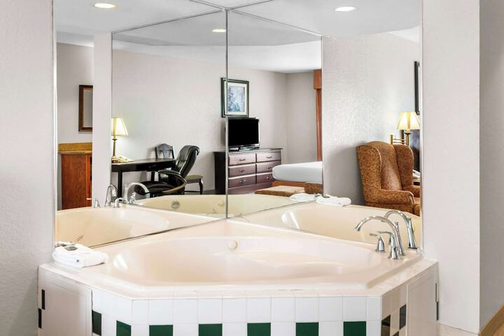 1 King Bed (13 of 32)