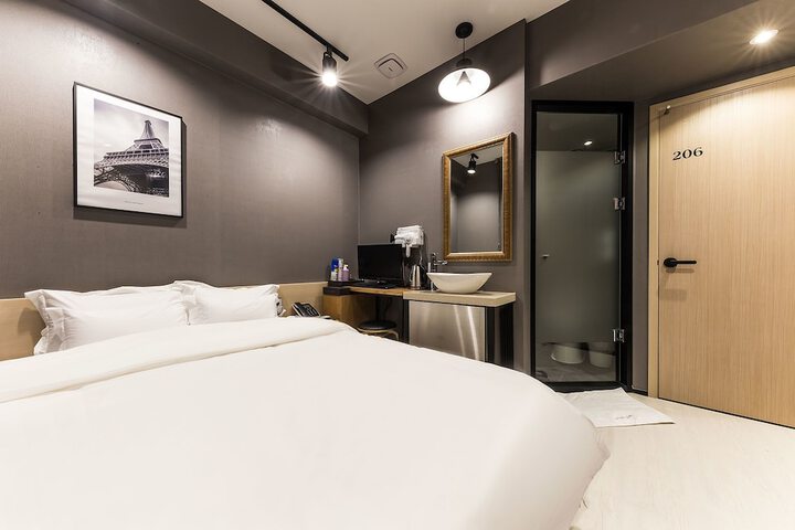Room 10 of 43