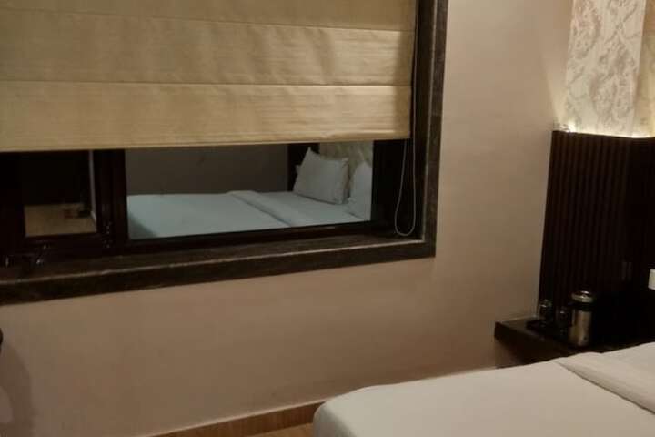 Room 10 of 14