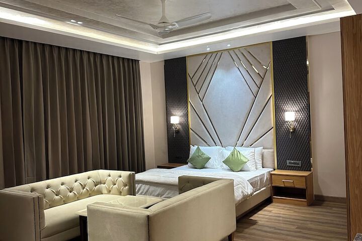 Room 6 of 18