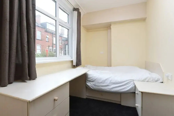 Room 5 of 11