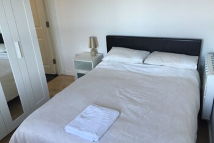 Room 4 of 9
