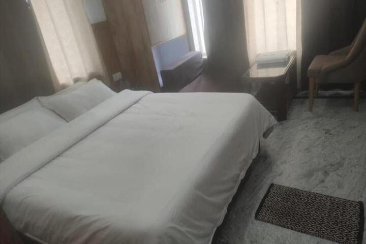 Phata Prithvi yatra hotel