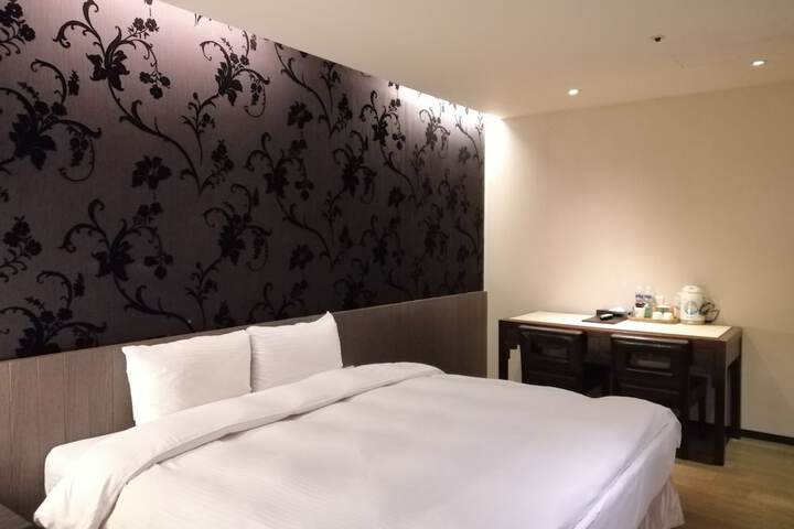Room 9 of 106