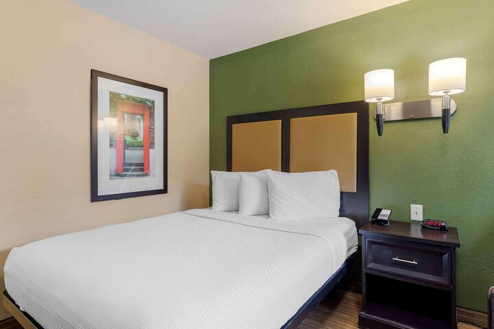 Studio Queen Bed (8 of 9)