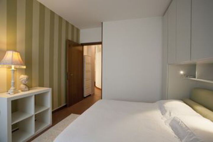 Room 5 of 12