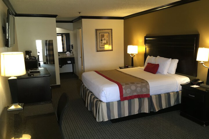 1 Queen Bed (16 of 18)