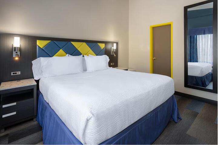 1 King Bed Accessible (3 of 9)