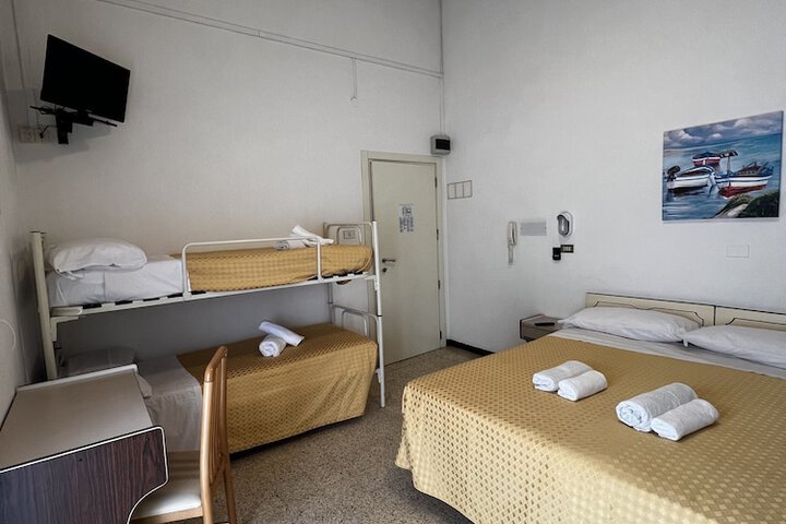 Room 8 of 25
