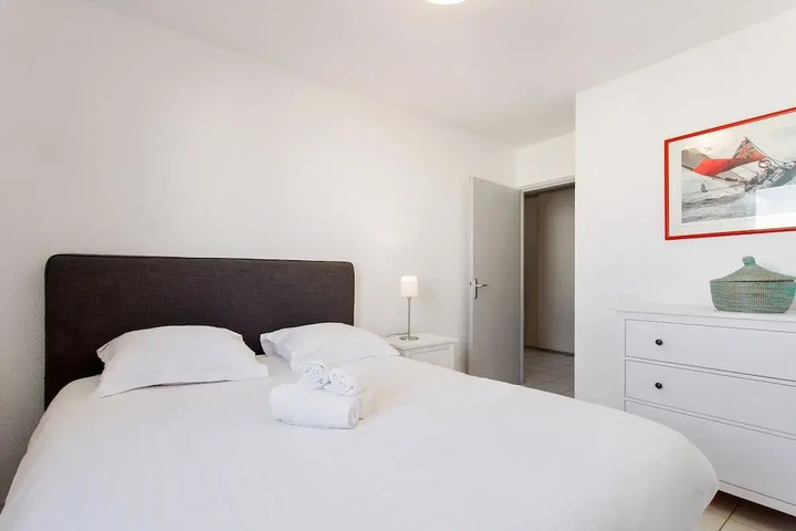 Room 2 of 10