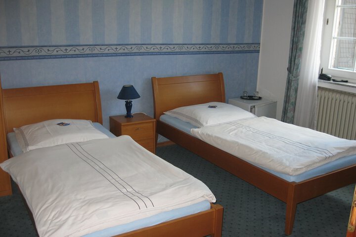Room 4 of 33