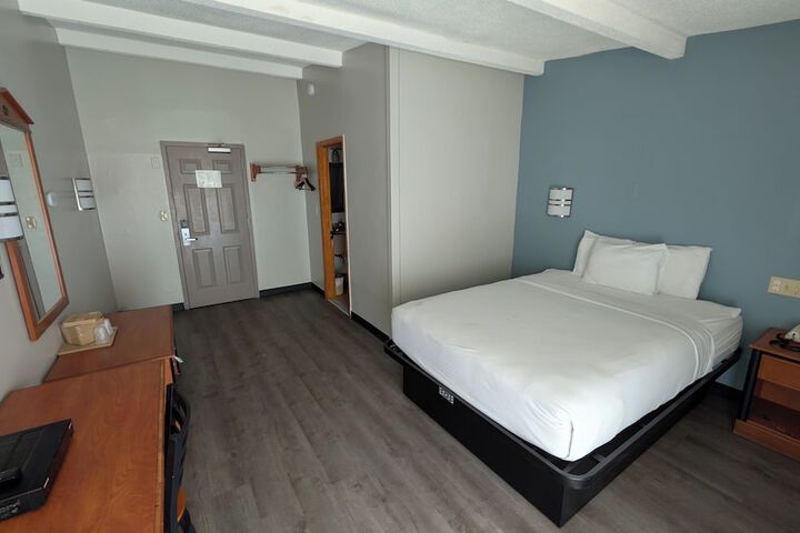 1 Queen Bed (7 of 16)
