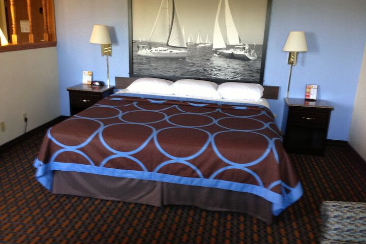1 Queen Bed (4 of 12)