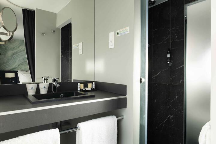 Room 43 of 59