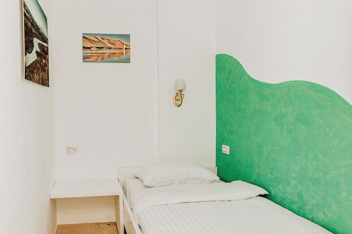 Room 8 of 98