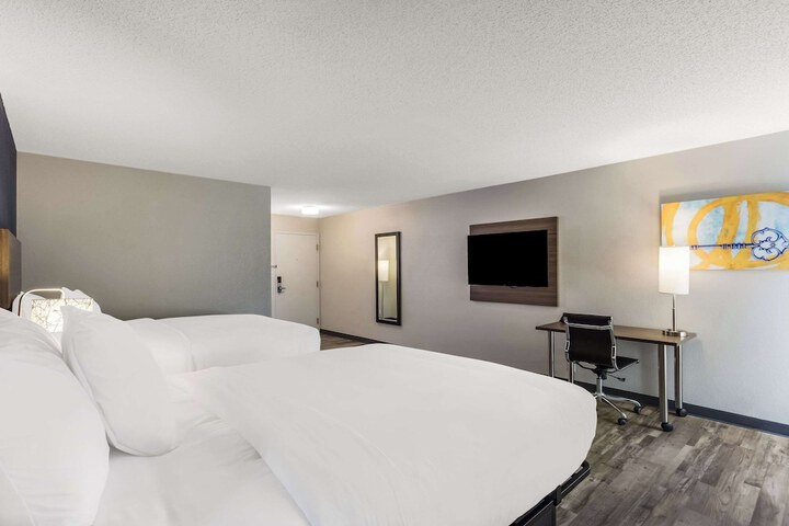 1 Queen Bed Efficiency Suite (14 of 19)