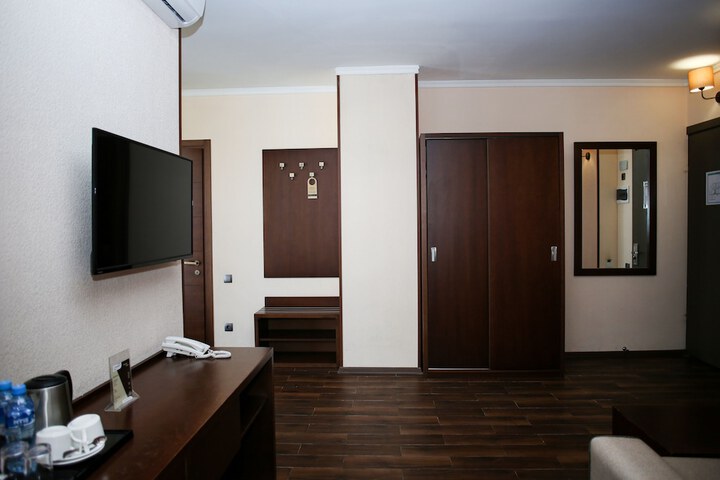 Room 13 of 104