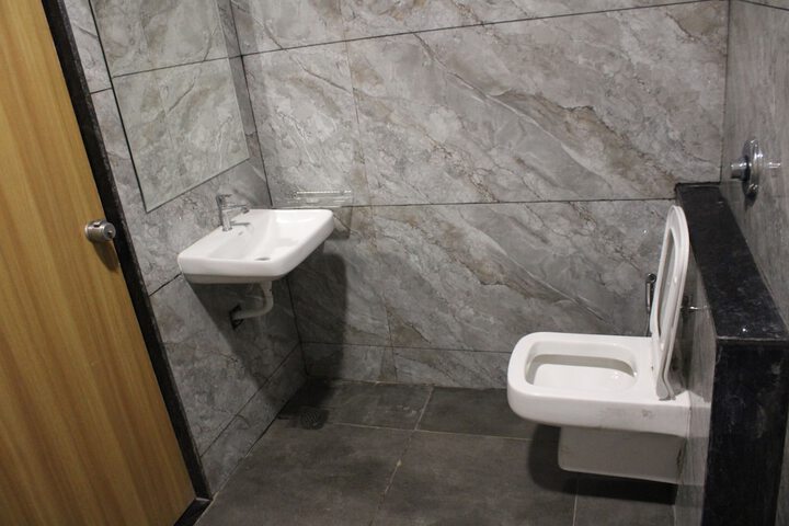 Room 10 of 16