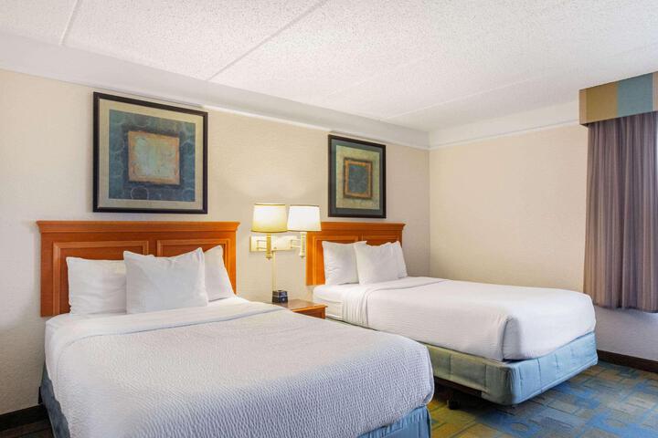 2 Double Beds Mobility Hearing Accessible Room Roll in Shower (4 of 6)