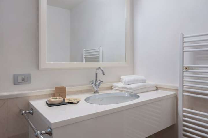 Room 105 of 152
