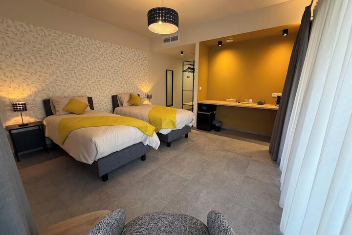 Room 2 of 37