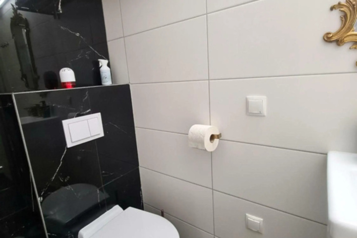 Room 8 of 11