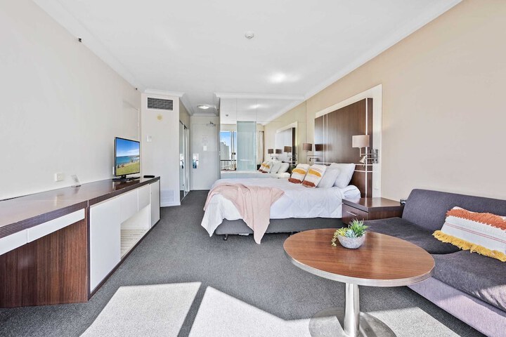 Room 5 of 16