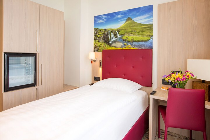 Room 8 of 80