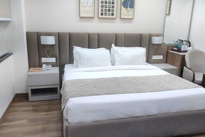 Room 8 of 16