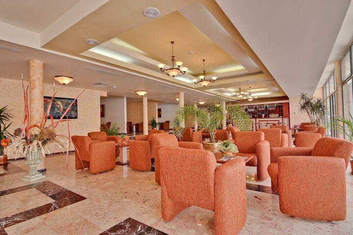 Lounge 26 of 34