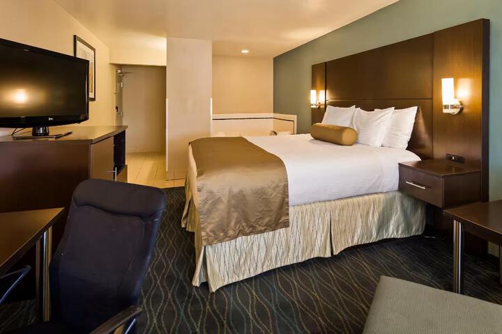 1 King Bed (5 of 7)