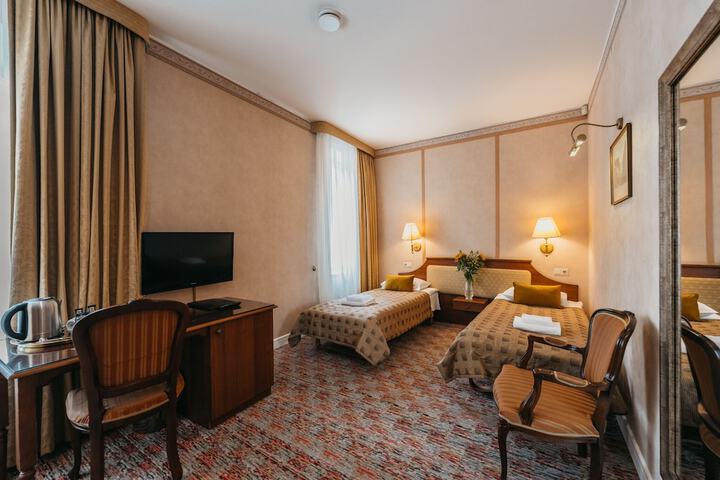 Room 48 of 122