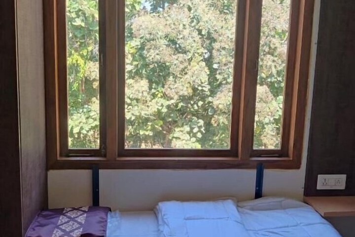 Room 4 of 18