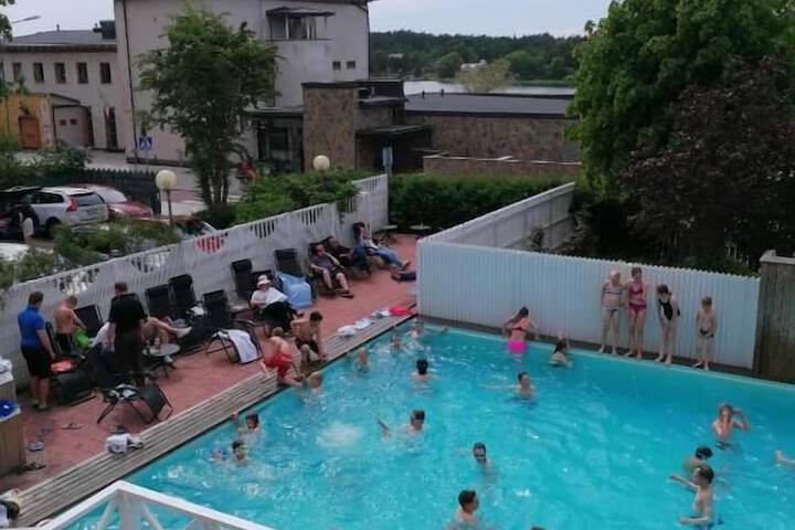 Pool 4 of 12