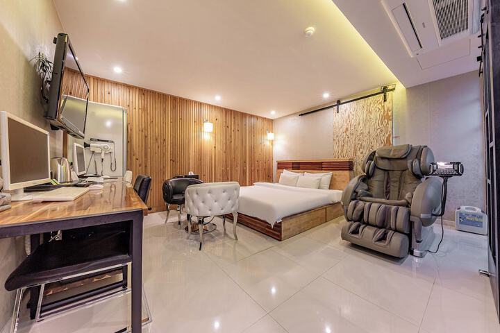 Room 18 of 46