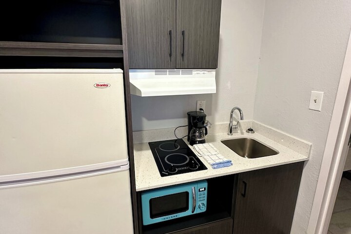 1 Queen Bed Kitchen (14 of 16)