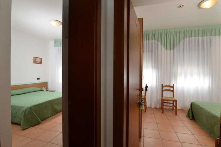 Room 17 of 102